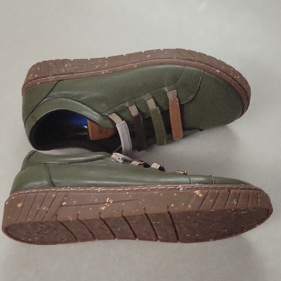 Spring Step Olive Green Leather Flats - Picture 6 of 11